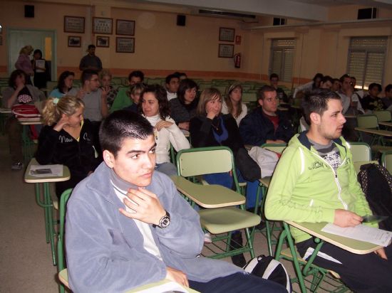 LA ASOCIACIÓN DE TRABAJADORES AUTÓNOMOS DE LA REGIÓN DE MURCIA, EN COLABORACIÓN CON LA CONCEJALÍA DE FOMENTO Y EMPLEO, IMPARTE UN SEMINARIO A ESTUDIANTES DEL IES “PRADO MAYOR” SOBRE EL TRABAJO AUTÓNOMO COMO SALIDA PROFESIONAL (2008), Foto 4