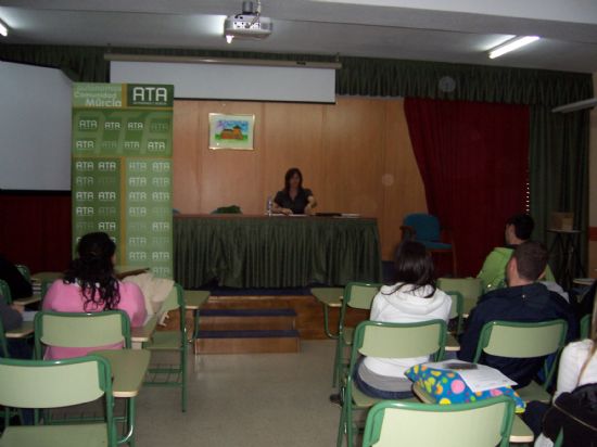 LA ASOCIACIÓN DE TRABAJADORES AUTÓNOMOS DE LA REGIÓN DE MURCIA, EN COLABORACIÓN CON LA CONCEJALÍA DE FOMENTO Y EMPLEO, IMPARTE UN SEMINARIO A ESTUDIANTES DEL IES “PRADO MAYOR” SOBRE EL TRABAJO AUTÓNOMO COMO SALIDA PROFESIONAL (2008), Foto 9
