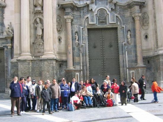 LOS ALUMNOS DEL CENTRO OCUPACIONAL JOSÉ MOYÁ TRILLA REALIZAN UNA SALIDA PROGRAMADA A LA CIUDAD DE MURCIA, Foto 1