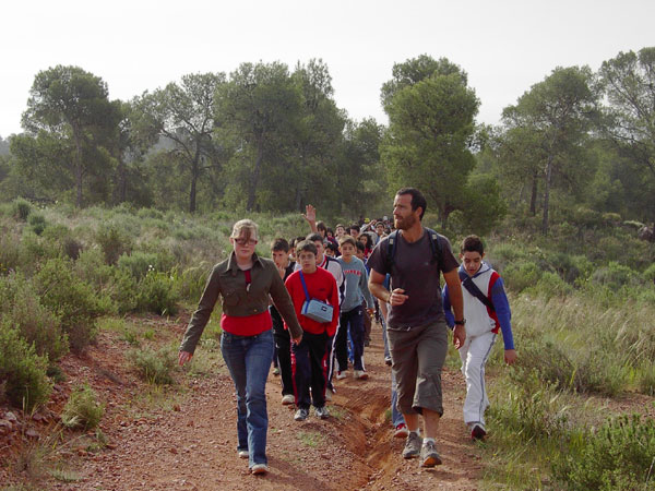 LA SEMANA DE LA SALUD Y LA ACTIVIDAD FÍSICA COMENZÓ EL PASADO LUNES 3 DE ABRIL, CON UNA JORNADA DE SENDERISMO EN LOS ALREDEDORES DE LA SANTA, DONDE PARTICIPARON 187 ESCOLARES DE PRIMERO Y SEGUNDO CURSO DE LA ESO, Foto 1