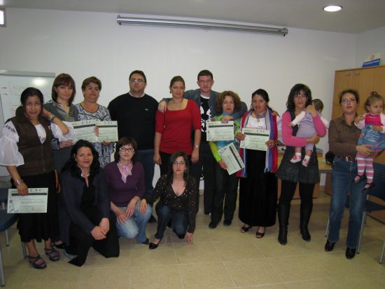 ENTREGAN LOS DIPLOMAS A LOS PARTICIPANTES DEL TALLER FORMATIVO “AUTOESTIMA Y HABILIDADES SOCIALES”, ENMARCADO EN EL PROYECTO “LABOR”, QUE DESARROLLA “EL CANDIL” (2008), Foto 1