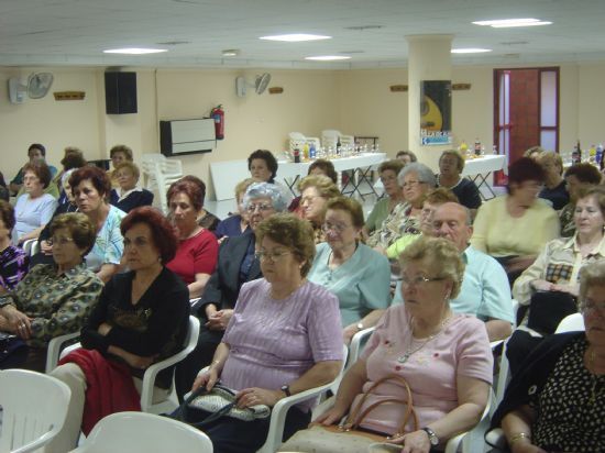 AMAS DE CASA PARTICIAN EN LAS II JORNADAS DE SEGURIDAD Y SALUD LABORAL EN EL CENTRO MUNICIPAL DE LA TERCERA EDAD , Foto 2