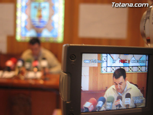 EL AYUNTAMIENTO DE TOTANA INICIA UN PLAN DE MEJORA DE LAS INFRAESTRUCTURAS DE ALUMBRADO PÚBLICO CON UN PRESUPUESTO QUE SUPERA LOS 360.000 EUROS Y SE PROLONGARÁ HASTA MAYO DEL 2007, Foto 1