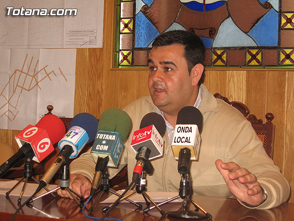 EL AYUNTAMIENTO DE TOTANA INICIA UN PLAN DE MEJORA DE LAS INFRAESTRUCTURAS DE ALUMBRADO PÚBLICO CON UN PRESUPUESTO QUE SUPERA LOS 360.000 EUROS Y SE PROLONGARÁ HASTA MAYO DEL 2007, Foto 2