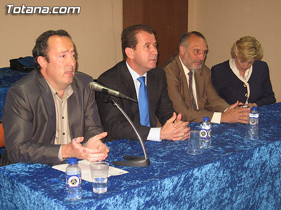 EL CONSEJERO DE EDUCACIÓN PARTICIPA EN UN ACTO SECTORIAL CON REPRESENTANTES DE LA COMUNIDAD EDUCATIVA DE TOTANA PARA ABORDAR CUESTIONES RELACIONADAS CON ESTA MATERIA Y LA LOE, Foto 1