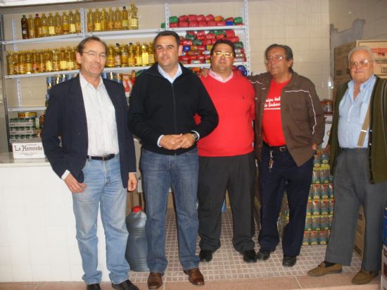 EL AYUNTAMIENTO APORTA UN TOTAL DE 300 KILOGRAMOS DE ACEITE, ATÚN Y LENTEJAS PARA LA “CAMPAÑA DE ALIMENTACIÓN AL PUEBLO DEL SÁHARA” QUE TENDRÁ LUGAR HASTA FINALES DE MAYO, Foto 1