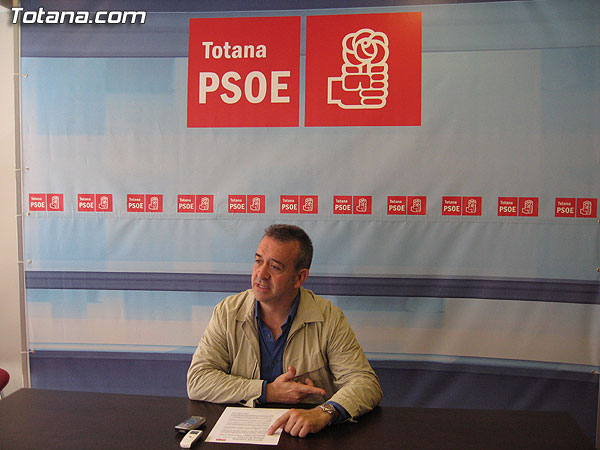 JUAN FCO. OTÁLORA EXPUSO EN RUEDA DE PRENSA EL ACTO DE PRESENTACIÓN DE LA CANDIDATURA DEL PARTIDO SOCIALISTA EN TOTANA PARA LAS PRÓXIMAS ELECCIONES, Foto 1