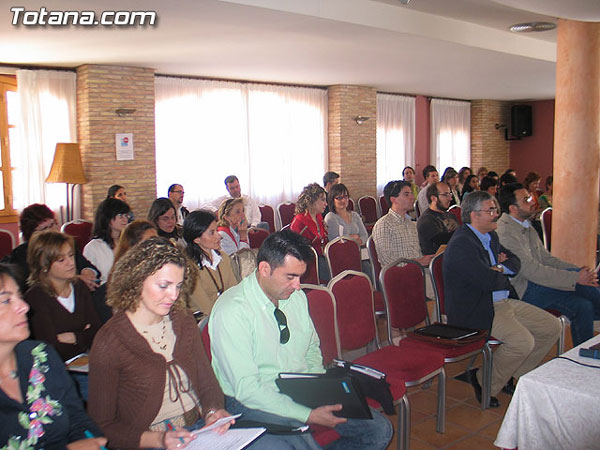 UN TOTAL DE 75 PERSONAS RELACIONADAS CON EL ÁMBITO MULTICULTURAL PARTICIPAN EN UNA JORNADA SOBRE “POLÍTICAS MUNICIPALES DE ACOMODACIÓN DE INMIGRANTES” EN LA SANTA, Foto 1