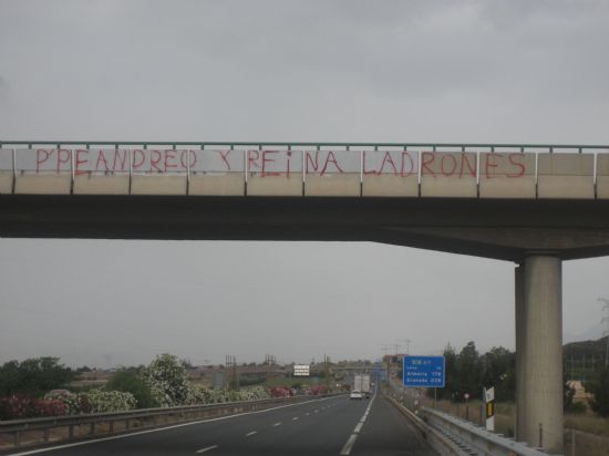 EL GRUPO POPULAR DENUNCIA QUE EL PSOE SOLO DICE MEDIAS VERDADES Y OCULTA QUE LAS PINTADAS APARECIDAS TAMBIÉN SON EN CONTRA DEL ALCALDE Y EL PORTAVOZ DEL EQUIPO DE GOBIERNO MUNICIPAL, Foto 1