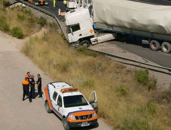 PROTECCION CIVIL DE TOTANA SE MOVILIZA POR UN ACCIDENTE EN LA A-7, A LA ALTURA DEL POLIGONO INDUSTRIAL “EL SALADAR”, COLABORANDO EN EL REPARTO DE MÁS DE 2.000 LITROS DE AGUA ENTRE CONDUCTORES Y OCUPANTES DE LOS VEHÍCULOS AFECTADOS POR LA RETENCIÓN, Foto 1