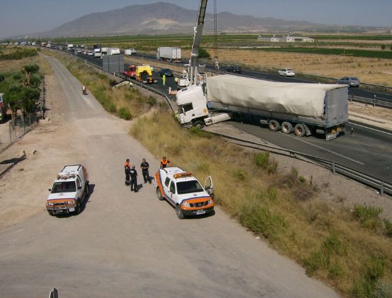 PROTECCION CIVIL DE TOTANA SE MOVILIZA POR UN ACCIDENTE EN LA A-7, A LA ALTURA DEL POLIGONO INDUSTRIAL “EL SALADAR”, COLABORANDO EN EL REPARTO DE MÁS DE 2.000 LITROS DE AGUA ENTRE CONDUCTORES Y OCUPANTES DE LOS VEHÍCULOS AFECTADOS POR LA RETENCIÓN, Foto 2