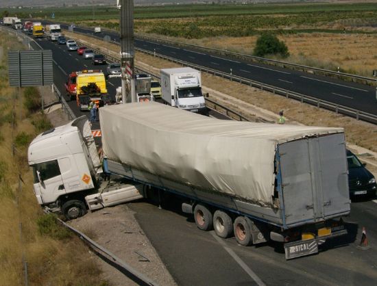 PROTECCION CIVIL DE TOTANA SE MOVILIZA POR UN ACCIDENTE EN LA A-7, A LA ALTURA DEL POLIGONO INDUSTRIAL “EL SALADAR”, COLABORANDO EN EL REPARTO DE MÁS DE 2.000 LITROS DE AGUA ENTRE CONDUCTORES Y OCUPANTES DE LOS VEHÍCULOS AFECTADOS POR LA RETENCIÓN, Foto 3