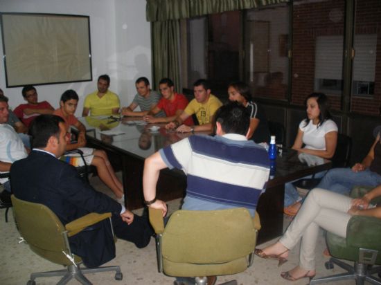 EL ALCALDE DE TOTANA Y SECRETARIO GENERAL DEL PARTIDO POPULAR SE REÚNE CON LA JUNTA DIRECTIVA DE NUEVAS GENERACIONES PARA INFORMARLES ACERCA DE LA NUEVA ESTRUCTURA ORGANIZATIVA Y POLÍTICA DEL AYUNTAMIENTO, Foto 1