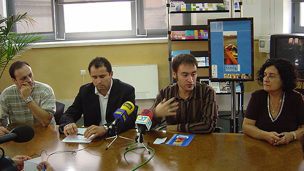 EL CONCEJAL DE ARTESANÍA Y LA DIRECTORA DEL CENTRO TECNOLÓGICO PRESENTAN EN LA UNIVERSIDAD POLITÉCNICA DE ALCOY LAS III JORNADAS DE JÓVENES DISEÑADORES Y ARTESANOS DE TOTANA, Foto 1