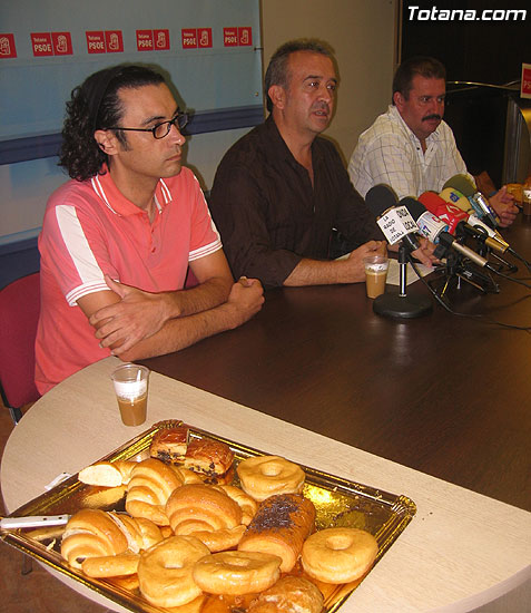 EL PSOE OFRECIÓ UNA RUEDA DE PRENSA PARA HACER UN BALANCE DE LOS PRIMEROS 100 DÍAS DEL GOBIERNO MUNICIPAL, Foto 2