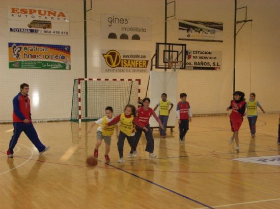 ALUMNOS DE UN TOTAL DE 9 CENTROS DE EDUCACIÓN PRIMARIA DE LA LOCALIDAD PARTICIPAN CON LA MODALIDAD DE MINIBASKET ALEVÍN EN LA “IV JORNADA DE LOS JUEGOS ESCOLARES”, Foto 1