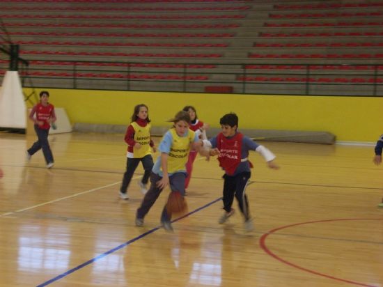 ALUMNOS DE UN TOTAL DE 9 CENTROS DE EDUCACIÓN PRIMARIA DE LA LOCALIDAD PARTICIPAN CON LA MODALIDAD DE MINIBASKET ALEVÍN EN LA “IV JORNADA DE LOS JUEGOS ESCOLARES”, Foto 2