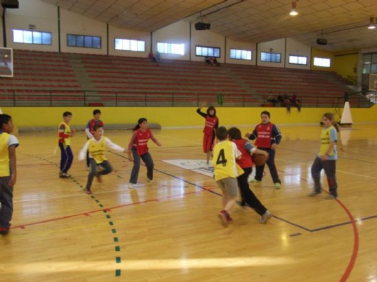 ALUMNOS DE UN TOTAL DE 9 CENTROS DE EDUCACIÓN PRIMARIA DE LA LOCALIDAD PARTICIPAN CON LA MODALIDAD DE MINIBASKET ALEVÍN EN LA “IV JORNADA DE LOS JUEGOS ESCOLARES”, Foto 3