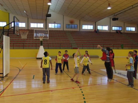 ALUMNOS DE UN TOTAL DE 9 CENTROS DE EDUCACIÓN PRIMARIA DE LA LOCALIDAD PARTICIPAN CON LA MODALIDAD DE MINIBASKET ALEVÍN EN LA “IV JORNADA DE LOS JUEGOS ESCOLARES”, Foto 4