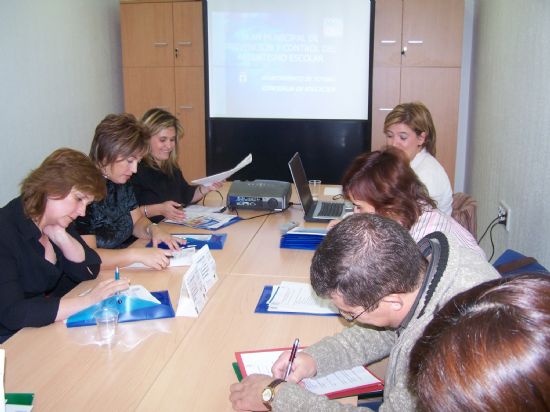 LA CONCEJALÍA DE EDUCACIÓN PONDRÁ EN MARCHA ACTUACIONES SOBRE FORMACIÓN, SENSIBILIZACIÓN E INFORMACIÓN CON LAS FAMILIAS DE LOS ALUMNOS DEL MUNICIPIO, ASÍ COMO UN PROYECTO DESDE EL PLAN MUNICIPAL DE PREVENCIÓN Y CONTROL DEL ABSENTISMO ESCOLAR (2007), Foto 2