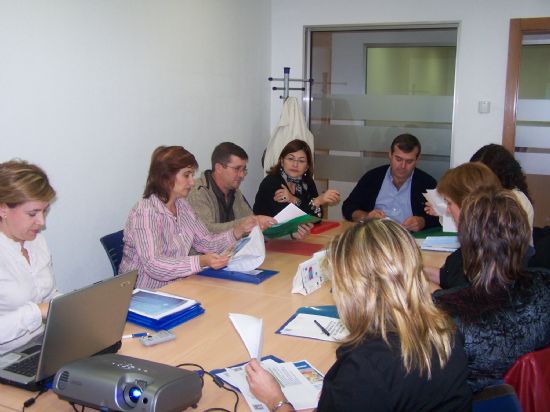 LA CONCEJALÍA DE EDUCACIÓN PONDRÁ EN MARCHA ACTUACIONES SOBRE FORMACIÓN, SENSIBILIZACIÓN E INFORMACIÓN CON LAS FAMILIAS DE LOS ALUMNOS DEL MUNICIPIO, ASÍ COMO UN PROYECTO DESDE EL PLAN MUNICIPAL DE PREVENCIÓN Y CONTROL DEL ABSENTISMO ESCOLAR (2007), Foto 3