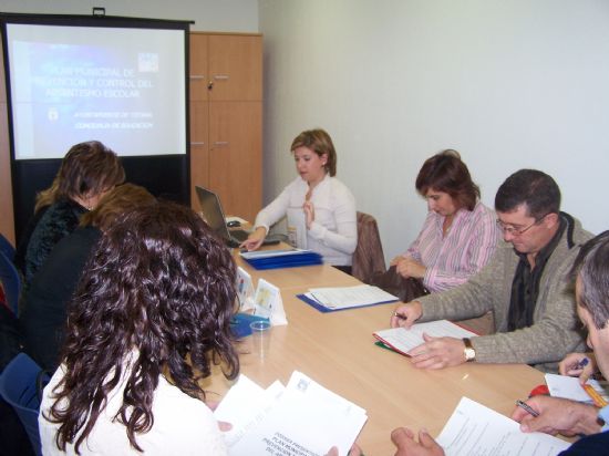 LA CONCEJALÍA DE EDUCACIÓN PONDRÁ EN MARCHA ACTUACIONES SOBRE FORMACIÓN, SENSIBILIZACIÓN E INFORMACIÓN CON LAS FAMILIAS DE LOS ALUMNOS DEL MUNICIPIO, ASÍ COMO UN PROYECTO DESDE EL PLAN MUNICIPAL DE PREVENCIÓN Y CONTROL DEL ABSENTISMO ESCOLAR (2007), Foto 4