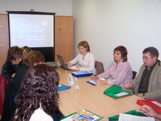 LA CONCEJALÍA DE EDUCACIÓN PONDRÁ EN MARCHA ACTUACIONES SOBRE FORMACIÓN, SENSIBILIZACIÓN E INFORMACIÓN CON LAS FAMILIAS DE LOS ALUMNOS DEL MUNICIPIO, ASÍ COMO UN PROYECTO DESDE EL PLAN MUNICIPAL DE PREVENCIÓN Y CONTROL DEL ABSENTISMO ESCOLAR (2007), Foto 5