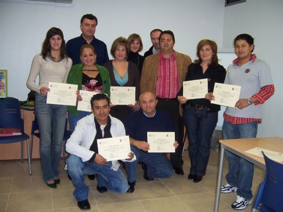 EL CURSO “DANDO FORMA A TUS IDEAS”, ORGANIZADO POR EL ÁREA DE INMIGRACIÓN DEL AYUNTAMIENTO DE TOTANA, SE CLAUSURA CON LA ENTREGA DE DIPLOMAS A LOS PARTICIPANTES (2007), Foto 1