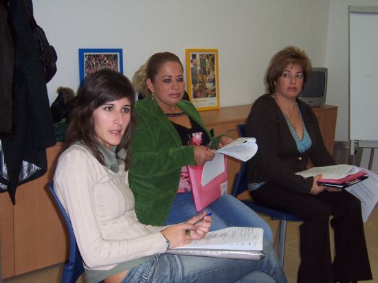 EL CURSO “DANDO FORMA A TUS IDEAS”, ORGANIZADO POR EL ÁREA DE INMIGRACIÓN DEL AYUNTAMIENTO DE TOTANA, SE CLAUSURA CON LA ENTREGA DE DIPLOMAS A LOS PARTICIPANTES (2007), Foto 2