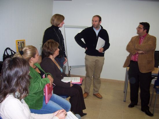 EL CURSO “DANDO FORMA A TUS IDEAS”, ORGANIZADO POR EL ÁREA DE INMIGRACIÓN DEL AYUNTAMIENTO DE TOTANA, SE CLAUSURA CON LA ENTREGA DE DIPLOMAS A LOS PARTICIPANTES (2007), Foto 3