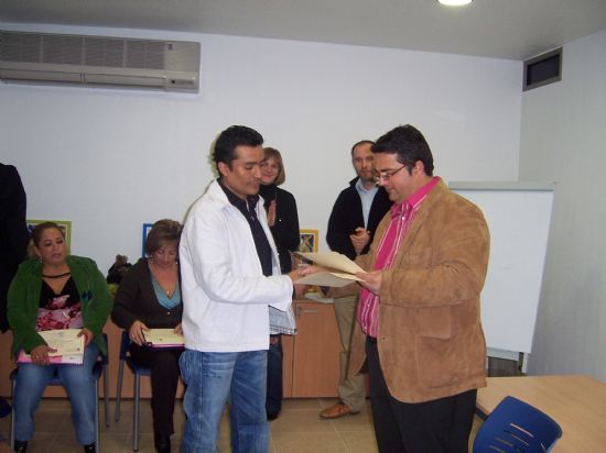 EL CURSO “DANDO FORMA A TUS IDEAS”, ORGANIZADO POR EL ÁREA DE INMIGRACIÓN DEL AYUNTAMIENTO DE TOTANA, SE CLAUSURA CON LA ENTREGA DE DIPLOMAS A LOS PARTICIPANTES (2007), Foto 7