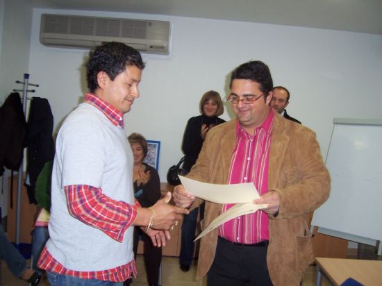 EL CURSO “DANDO FORMA A TUS IDEAS”, ORGANIZADO POR EL ÁREA DE INMIGRACIÓN DEL AYUNTAMIENTO DE TOTANA, SE CLAUSURA CON LA ENTREGA DE DIPLOMAS A LOS PARTICIPANTES (2007), Foto 8