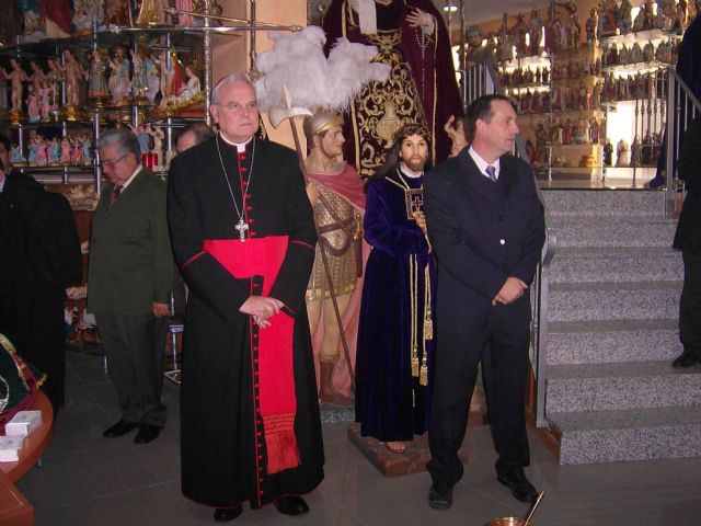 SU EMINENCIA EL CARDENAL D.CARLOS AMIGO VALLEJO ARZOBISPO DE SEVILLA BENDICE LA NUEVA TIENDA DE BAMBALINA ARTICULOS RELIGIOSOS, EN SEVILLA, Foto 1