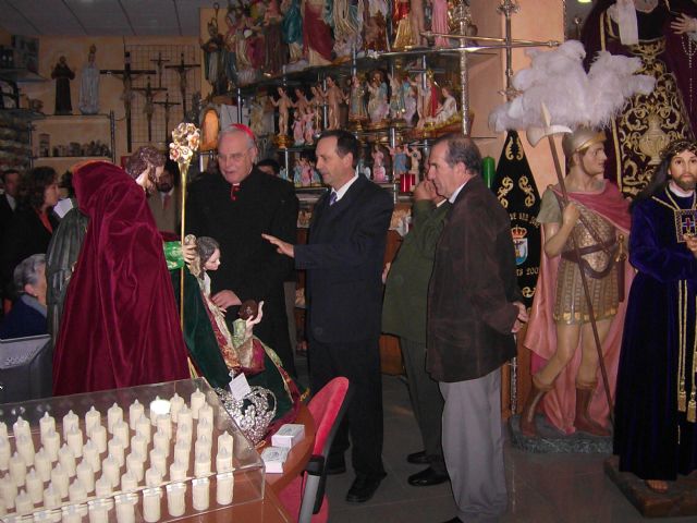 SU EMINENCIA EL CARDENAL D.CARLOS AMIGO VALLEJO ARZOBISPO DE SEVILLA BENDICE LA NUEVA TIENDA DE BAMBALINA ARTICULOS RELIGIOSOS, EN SEVILLA, Foto 2