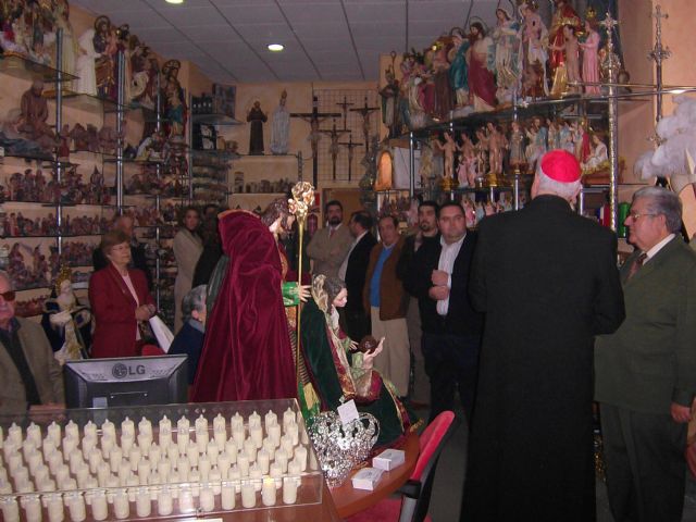 SU EMINENCIA EL CARDENAL D.CARLOS AMIGO VALLEJO ARZOBISPO DE SEVILLA BENDICE LA NUEVA TIENDA DE BAMBALINA ARTICULOS RELIGIOSOS, EN SEVILLA, Foto 3