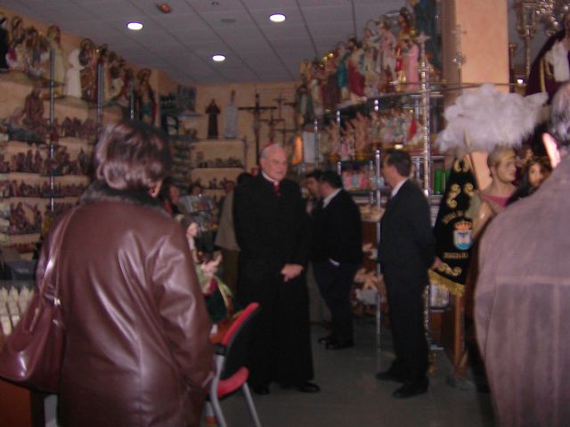 SU EMINENCIA EL CARDENAL D.CARLOS AMIGO VALLEJO ARZOBISPO DE SEVILLA BENDICE LA NUEVA TIENDA DE BAMBALINA ARTICULOS RELIGIOSOS, EN SEVILLA, Foto 4