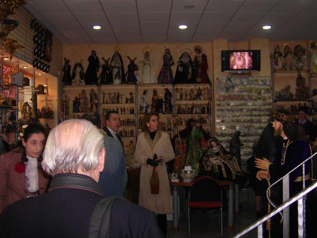 SU EMINENCIA EL CARDENAL D.CARLOS AMIGO VALLEJO ARZOBISPO DE SEVILLA BENDICE LA NUEVA TIENDA DE BAMBALINA ARTICULOS RELIGIOSOS, EN SEVILLA, Foto 5