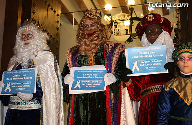 LA PLATAFORMA CIUDADANA POR EL BUEN NOMBRE DE TOTANA ENTREGA UNA CARTA A LOS REYES MAGOS PARA SOLICITARLES DE MANERA SIMBÓLICA LA LIBERTAD DEL ALCALDE, Foto 1