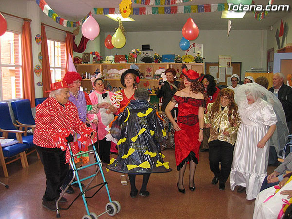 LOS USUARIOS DEL SERVICIO DE ESTANCIAS DIURNAS DEL CENTRO MUNICIPAL DE PERSONAS MAYORES CELEBRAN EL MARTES DE CARNAVAL  CON AUTORIDADES LOCALES, Foto 1