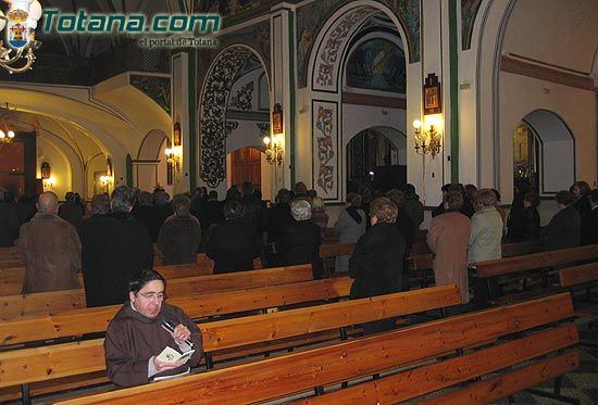 Numerosos vecinos mostraron su devoción al Cristo de Medinacelli (2005), Foto 3