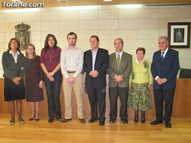 ANTONIO CAMPOS CÁNOVAS RECIBE EL VII PREMIO DE INVESTIGACIÓN HISTÓRICA “ALPORCHÓN”, DOTADO CON 2.704 EUROS, CON LA OBRA “LA MEMORIA URBANA. ESTUDIO DE APROXIMACIÓN A LA EVOLUCIÓN DE LA CIUDAD DE TOTANA EN EL PERÍODO 1950-1980”, Foto 1