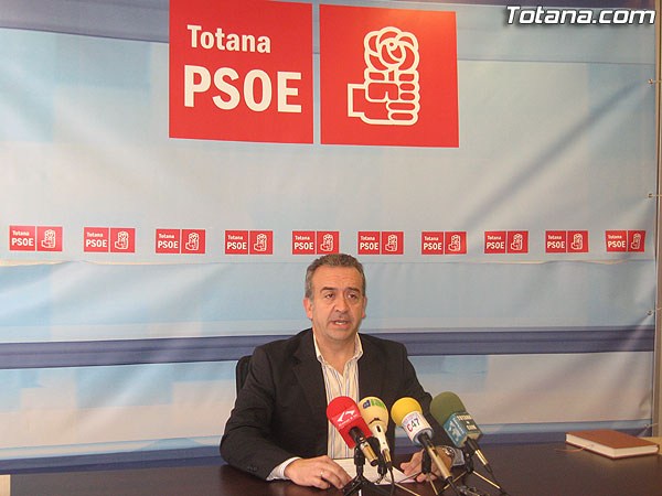 EL CANDIDATO A LA ALCALDÍA POR EL PSOE SE REUNE CON JOVENES Y CON LA ASOCIACIÓN DE CONSTRUCTORES DEL MUNICIPIO, Foto 1