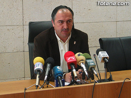 EL PP DE TOTANA DENUNCIA QUE EL PSOE E IU INCUMPLEN SISTEMÁTICAMENTE LA ORDENANZA MUNICIPAL DE HIGIENE URBANA QUE ELLOS MISMOS IMPULSARON EN LA ANTERIOR LEGISLATURA SOBRE LA COLOCACIÓN DE PANCARTAS Y BANDEROLAS EN LA VÍA PÚBLICA, Foto 1