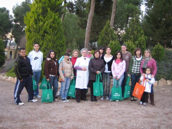 RESIDENTES Y FAMILIARES DEL GERIÁTRICO “LA PURÍSIMA”, ACOMPAÑADOS POR ALUMNOS VOLUNTARIOS DEL IES “JUAN DE LA CIERVA”, PARTICIPAN EN EL VIA CRUCIS ORGANIZADO POR “SALUS INFIRMORUM”, Foto 1