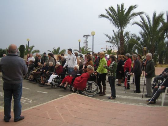 RESIDENTES Y FAMILIARES DEL GERIÁTRICO “LA PURÍSIMA”, ACOMPAÑADOS POR ALUMNOS VOLUNTARIOS DEL IES “JUAN DE LA CIERVA”, PARTICIPAN EN EL VIA CRUCIS ORGANIZADO POR “SALUS INFIRMORUM”, Foto 2