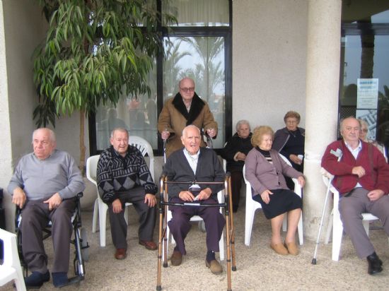 RESIDENTES Y FAMILIARES DEL GERIÁTRICO “LA PURÍSIMA”, ACOMPAÑADOS POR ALUMNOS VOLUNTARIOS DEL IES “JUAN DE LA CIERVA”, PARTICIPAN EN EL VIA CRUCIS ORGANIZADO POR “SALUS INFIRMORUM”, Foto 3