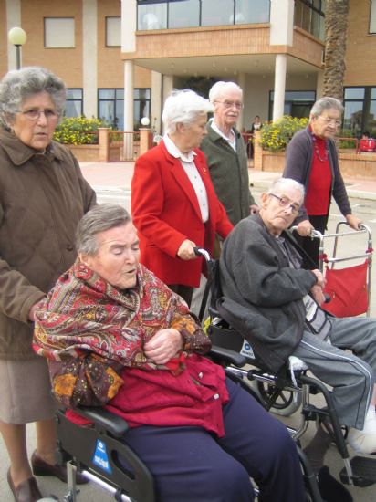 RESIDENTES Y FAMILIARES DEL GERIÁTRICO “LA PURÍSIMA”, ACOMPAÑADOS POR ALUMNOS VOLUNTARIOS DEL IES “JUAN DE LA CIERVA”, PARTICIPAN EN EL VIA CRUCIS ORGANIZADO POR “SALUS INFIRMORUM”, Foto 5