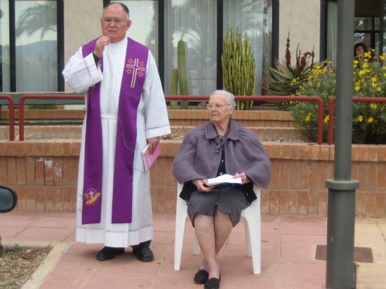 RESIDENTES Y FAMILIARES DEL GERIÁTRICO “LA PURÍSIMA”, ACOMPAÑADOS POR ALUMNOS VOLUNTARIOS DEL IES “JUAN DE LA CIERVA”, PARTICIPAN EN EL VIA CRUCIS ORGANIZADO POR “SALUS INFIRMORUM”, Foto 6