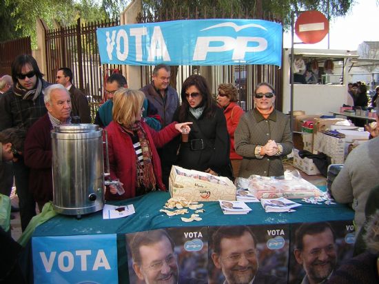 LOS POPULARES DESAYUNAN CHURROS CON CHOCOLATE EN EL MERCADILLO SEMANAL, DENTRO DE LOS ACTOS CON MOTIVO DE LAS ELECCIONES GENERALES 2008, Foto 1
