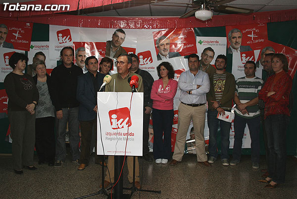 UN GRUPO DE NUEVOS AFILIADOS, JUNTO A GINES CARREÑO Y PEDRO MARTÍNEZ, PIDEN EL VOTO PARA IU, Foto 1